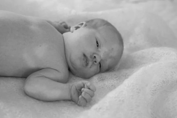 Newborn Baby Girl Lies Bed Baby Has Just Turned Two — Fotografia de Stock