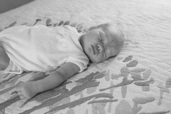 Newborn Baby Girl Lies Bed Baby Has Just Turned Two — Foto Stock