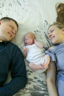 Çekici, neşeli hayat arkadaşlarının portresi. Baba, anne, tatlı bebek. Evde geçirdiğin tatlı zamana güven..