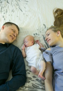 Çekici, neşeli hayat arkadaşlarının portresi. Baba, anne, tatlı bebek. Evde geçirdiğin tatlı zamana güven..