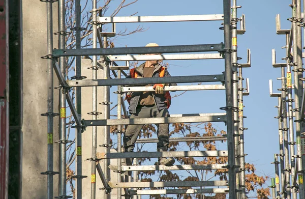 Dnepropetrovsk Ukraine 2021 Worker Checks Build Quality Scaffolding — стокове фото