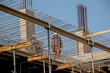 Dnepropetrovsk, Ukrayna - 10.26.2021: Kadın mühendis iş kalitesini kontrol ediyor.