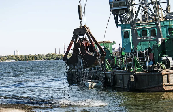 Cleaning Newly Formed Island Industrial Waste Dnieper Dredger Bucket Unloads — Stock Photo, Image