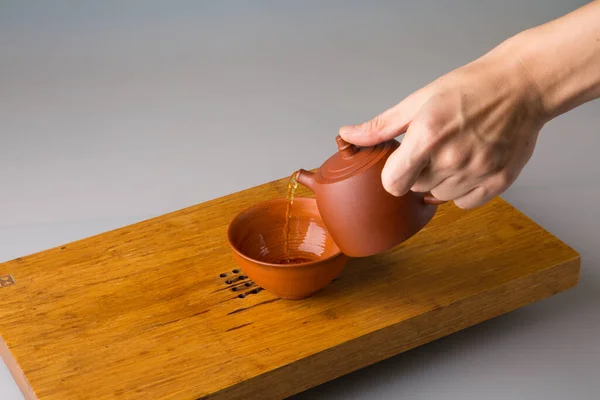 Мужская Рука Наливает Свежезаваренный Чай Глиняного Чайника Традиционную Чашку Чашка — стоковое фото