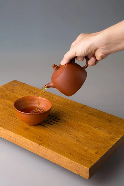Мужская Рука Наливает Свежезаваренный Чай Глиняного Чайника Традиционную Чашку Чашка — стоковое фото