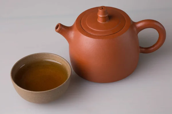 Глиняный Чайник Чашку Свежеваренного Чая — стоковое фото