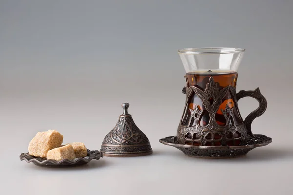 Traditionelle Türkische Tasse Mit Frisch Gebrühtem Schwarztee Und Gepresstem Zucker — Stockfoto