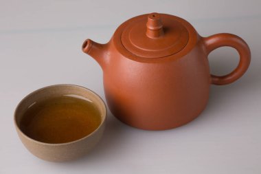Çaydanlık ve bir fincan taze demlenmiş pu-erh çayı.