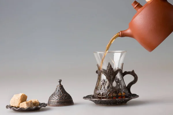 Frisch Gebrühter Schwarzer Tee Wird Aus Einer Teekanne Eine Traditionelle — Stockfoto