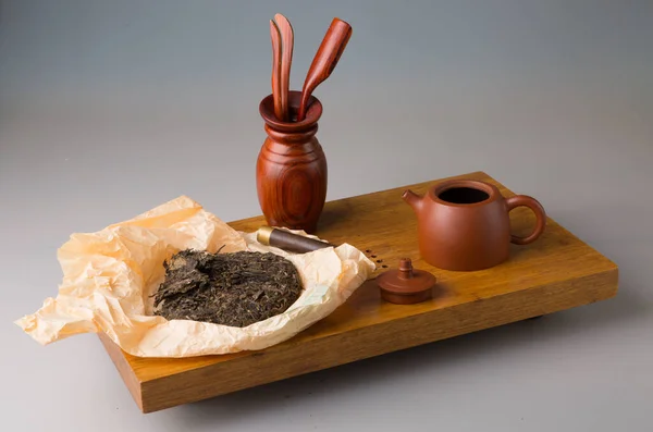 Holztisch Für Teezeremonien Und Ein Set Zum Aufbrühen Von Tee — Stockfoto