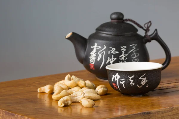 Traditionelle Asiatische Teetasse Und Teekanne Service Und Cashewnüsse Auf Einem — Stockfoto