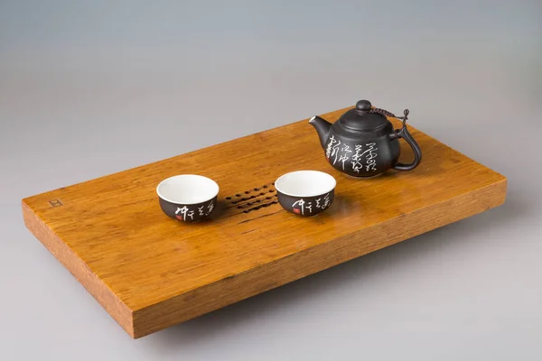 Две Традиционные Азиатские Чашки Чая Чайник Служба Деревянном Столе Чайных — стоковое фото