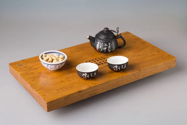 Zwei Traditionelle Asiatische Teetassen Und Eine Teekanne Service Und Cashewnüsse — Stockfoto