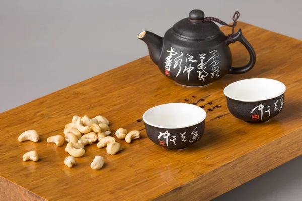 Две Традиционные Азиатские Чашки Чая Чайник Обслуживание Орехи Кешью Деревянном — стоковое фото