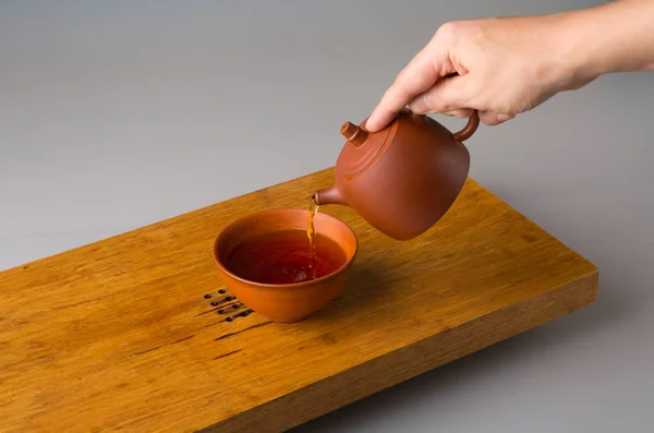 Die Hand Eines Mannes Gießt Frisch Gebrühten Erh Tee Aus — Stockfoto