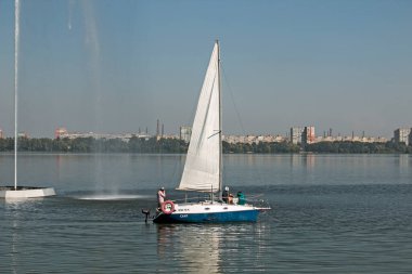 Dnepropetrovsk, Ukrayna - 09.30.2021: Dinyeper boyunca beyaz, modern bir yelkenli yelkenli.