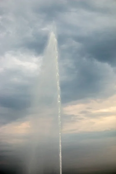 Air Mancur Jet Melawan Langit Sebuah Jet Air Disemprotkan Bawah — Stok Foto