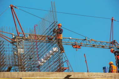 Dnipropetrovsk, Ukrayna - 11.22.2021: Bir işçi, bir iskan binasının yük taşıyan kirişine beton dökmek için bir çerçeve hazırlıyor.