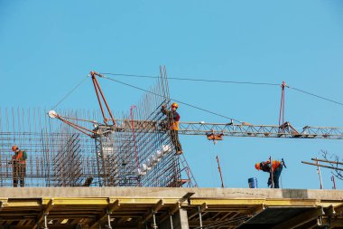 Dnipropetrovsk, Ukrayna - 11.22.2021: Bir işçi, bir iskan binasının yük taşıyan kirişine beton dökmek için bir çerçeve hazırlıyor.