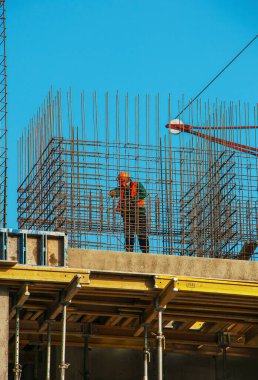 Dnipropetrovsk, Ukrayna - 11.22.2021: Bir işçi, bir iskan binasının yük taşıyan kirişine beton dökmek için bir çerçeve hazırlıyor.