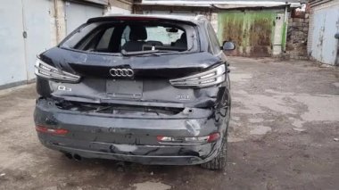 Dnipropetrovsk, Ukrayna - 01.16.2022: Bir kazadan sonra AUDI Q3. Arkadan çarpıp sağ tarafa doğru kaymış..