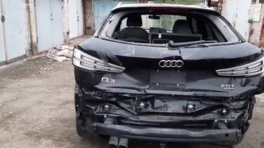 Dnipropetrovsk, Ukrayna - 01.16.2022: Bir kazadan sonra AUDI Q3. Arkadan çarpıp sağ tarafa doğru kaymış..
