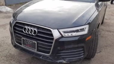 Dnipropetrovsk, Ukrayna - 01.16.2022: Bir kazadan sonra AUDI Q3. Arkadan çarpıp sağ tarafa doğru kaymış..