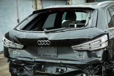 Dnepropetrovsk, Ukrayna - 01.16.2022: Bir kazadan sonra AUDI Q3. Sağ taraftaki yer değiştirmeyle arkadan darbe almış. Arka plan.