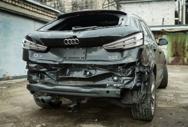 Dnepropetrovsk, Ukrayna - 01.16.2022: Bir kazadan sonra AUDI Q3. Sağ taraftaki yer değiştirmeyle arkadan darbe almış. Arka plan.