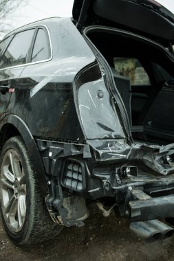 Dnepropetrovsk, Ukrayna - 01.16.2022: Bir kazadan sonra AUDI Q3. Sağ taraftaki yer değiştirmeyle arkadan darbe almış. Ayrıntılar.