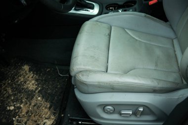 Dnepropetrovsk, Ukrayna - 01.16.2022: Bir kazadan sonra AUDI Q3. Sağ taraftaki yer değiştirmeyle arkadan darbe almış. Sürücü koltuğunun görüntüsü.