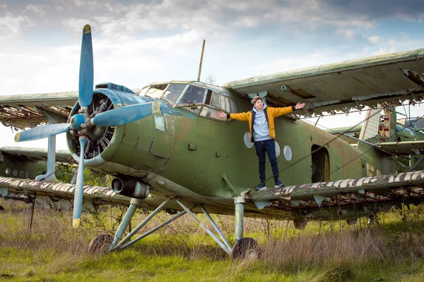 Ένας Νεαρός Μπροστά Από Ένα Παλιό Εγκαταλελειμμένο Σοβιετικό Αεροπλάνο Του — Φωτογραφία Αρχείου