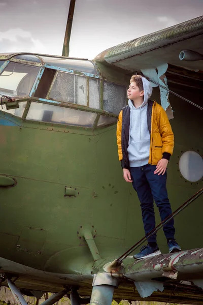 Eski Bir Sovyet Uçağının Önünde Duran Genç Bir Adam Adam — Stok fotoğraf