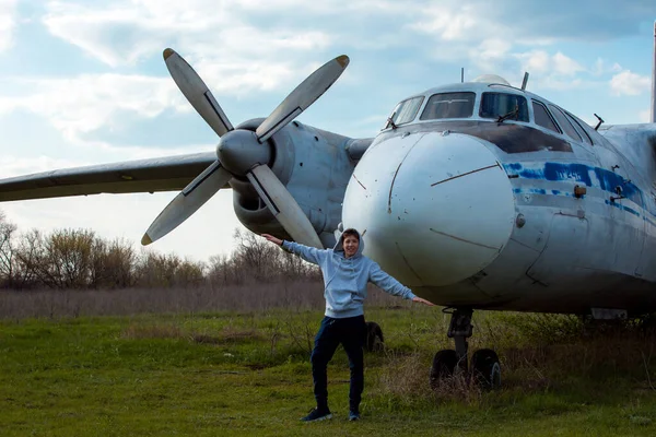 Молодой Человек Перед Заброшенным Советским Самолетом Парень Любит Учиться Старой — стоковое фото