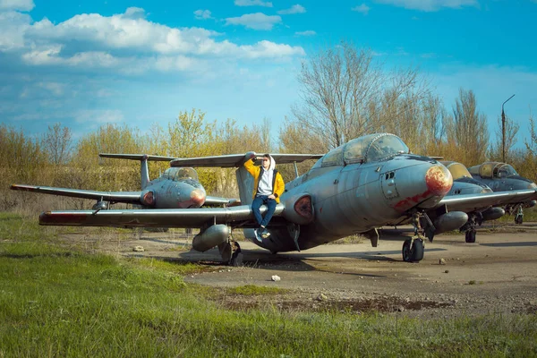 Joven Frente Viejo Avión Soviético Abandonado Tipo Disfruta Aprendiendo Vieja — Foto de Stock
