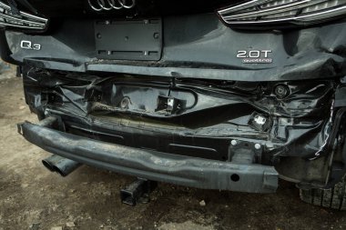 Dnepropetrovsk, Ukrayna - 01.16.2022: Bir kazadan sonra AUDI Q3. Sağ taraftaki yer değiştirmeyle arkadan darbe almış. Ayrıntılar.