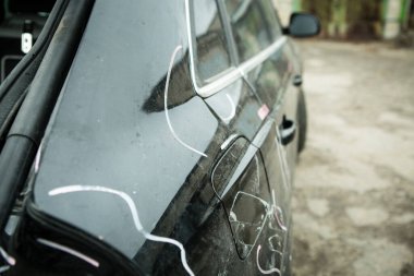 Dnepropetrovsk, Ukrayna - 01.16.2022: Bir kazadan sonra AUDI Q3. Sağ taraftaki yer değiştirmeyle arkadan darbe almış. Ayrıntılar.