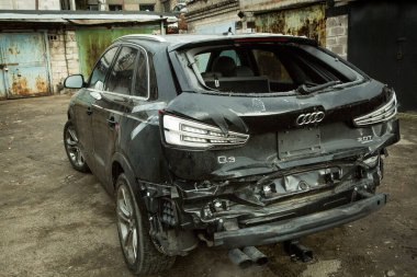 Dnepropetrovsk, Ukrayna - 01.16.2022: Bir kazadan sonra AUDI Q3. Sağ taraftaki yer değiştirmeyle arkadan darbe almış. Arka plan.