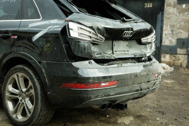 Dnepropetrovsk, Ukrayna - 01.16.2022: Bir kazadan sonra AUDI Q3. Sağ taraftaki yer değiştirmeyle arkadan darbe almış. Arka plan.