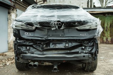 Dnepropetrovsk, Ukrayna - 01.16.2022: Bir kazadan sonra AUDI Q3. Sağ taraftaki yer değiştirmeyle arkadan darbe almış. Arka plan.