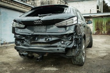 Dnepropetrovsk, Ukrayna - 01.16.2022: Bir kazadan sonra AUDI Q3. Sağ taraftaki yer değiştirmeyle arkadan darbe almış. Arka plan.