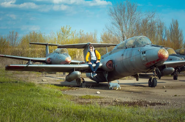 Ένας Νεαρός Μπροστά Από Ένα Παλιό Εγκαταλελειμμένο Σοβιετικό Αεροπλάνο Του — Φωτογραφία Αρχείου