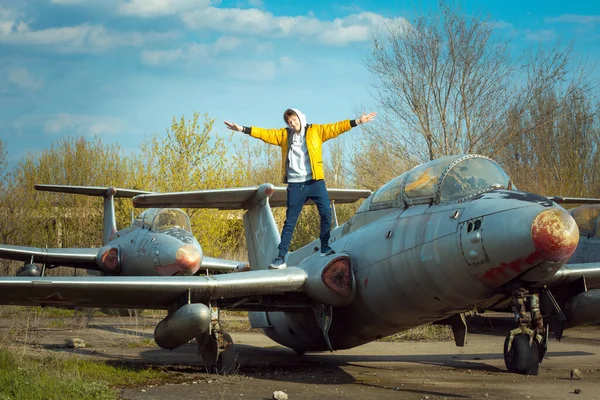 Молодий Чоловік Перед Старим Покинутим Радянським Літаком Хлопець Задоволенням Вивчає — стокове фото