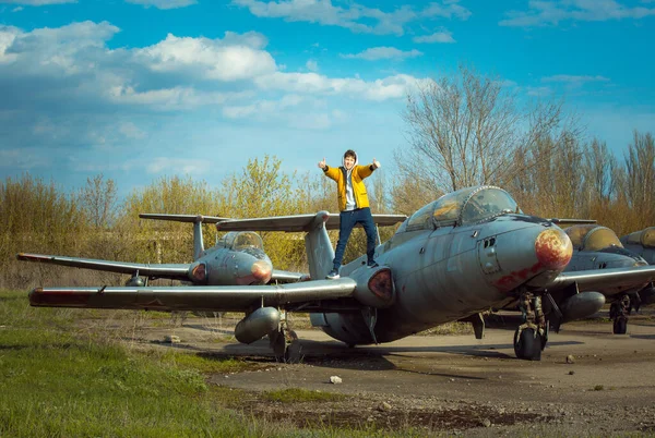 Eski Bir Sovyet Uçağının Önünde Duran Genç Bir Adam Adam — Stok fotoğraf