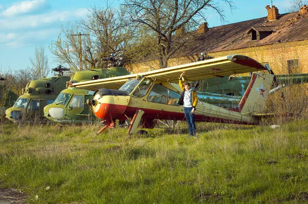 Joven Frente Viejo Avión Soviético Abandonado Tipo Disfruta Aprendiendo Vieja — Foto de Stock