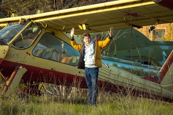 Молодой Человек Перед Заброшенным Советским Самолетом Парень Любит Учиться Старой — стоковое фото