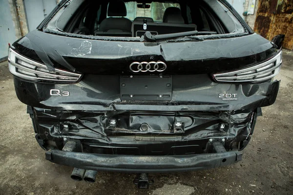 Dnepropetrovsk, Ukrayna - 01.16.2022: Bir kazadan sonra AUDI Q3. Sağ taraftaki yer değiştirmeyle arkadan darbe almış. Arka plan.