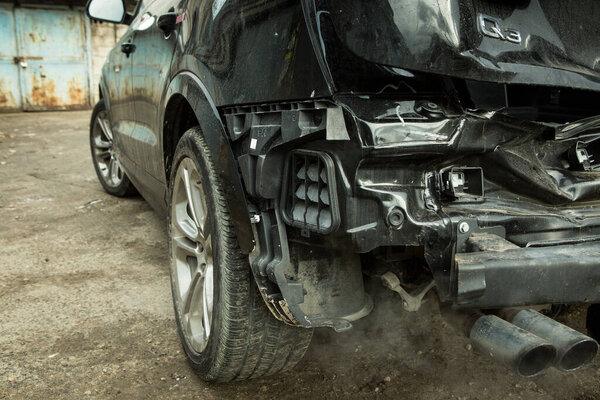 Днепропетровск, Украина - 01.16.2022: AUDI Q3 in black after an accident. Авария произошла сзади со смещением в правую сторону. Вид сзади.