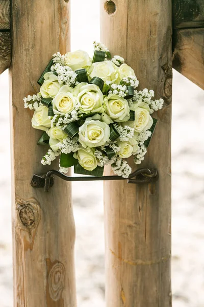 Buquê Casamento Belas Rosas Brancas Fica Fundo Madeira Vintage Elegante — Fotografia de Stock