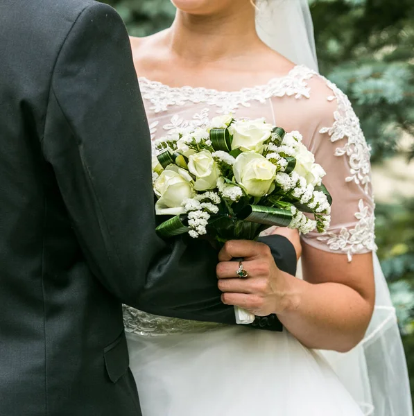 Menyasszony Vőlegény Egymás Mellett Állnak Esküvői Csokrot Tartanak Férj Feleség — Stock Fotó